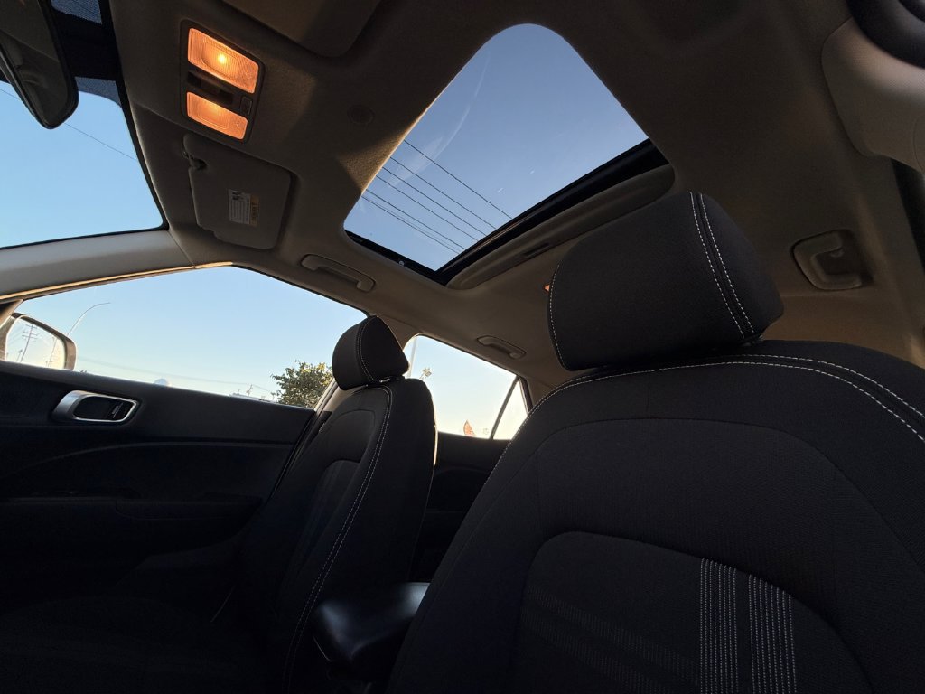 Used 2025 Hyundai Venue SEL FWD image 20