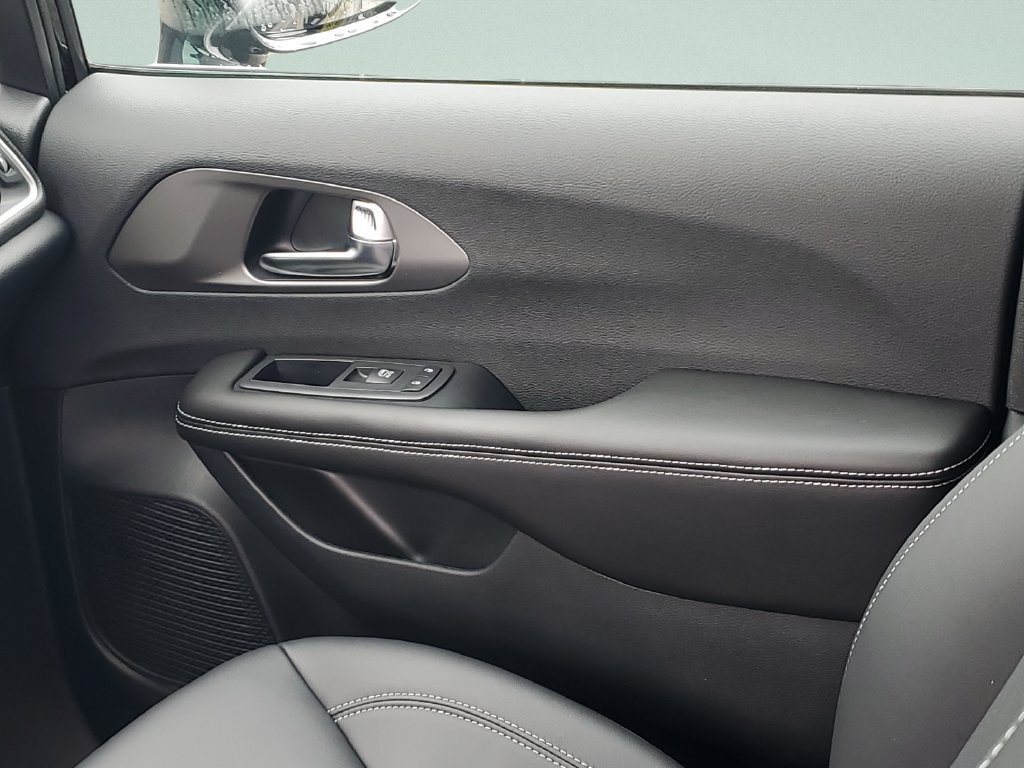 New 2027 Chrysler Pacifica Select FWD image 13