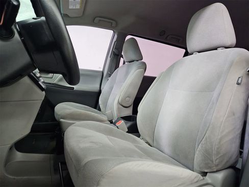 Used 2016 Toyota Sienna L image 16