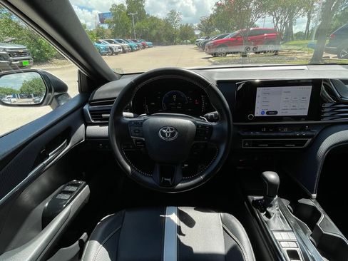 Used 2025 Toyota Camry SE FWD image 11