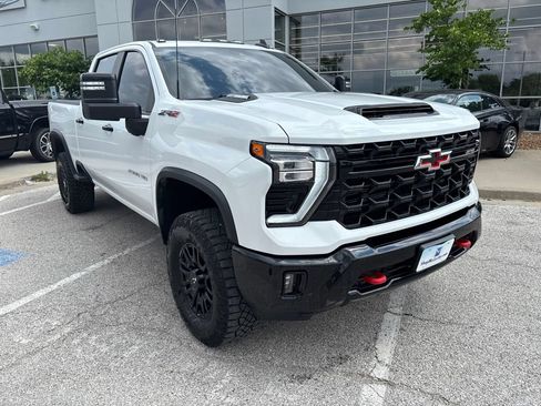Used 2024 Chevrolet Silverado 2500 ZR2 w/ Technology Package AWD/4WD image 7