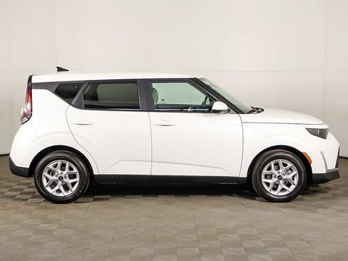 Certified 2023 Kia Soul LX w/ LX Technology Package FWD image 17