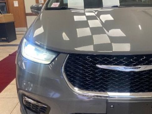 Used 2022 Chrysler Pacifica Touring-L image 12