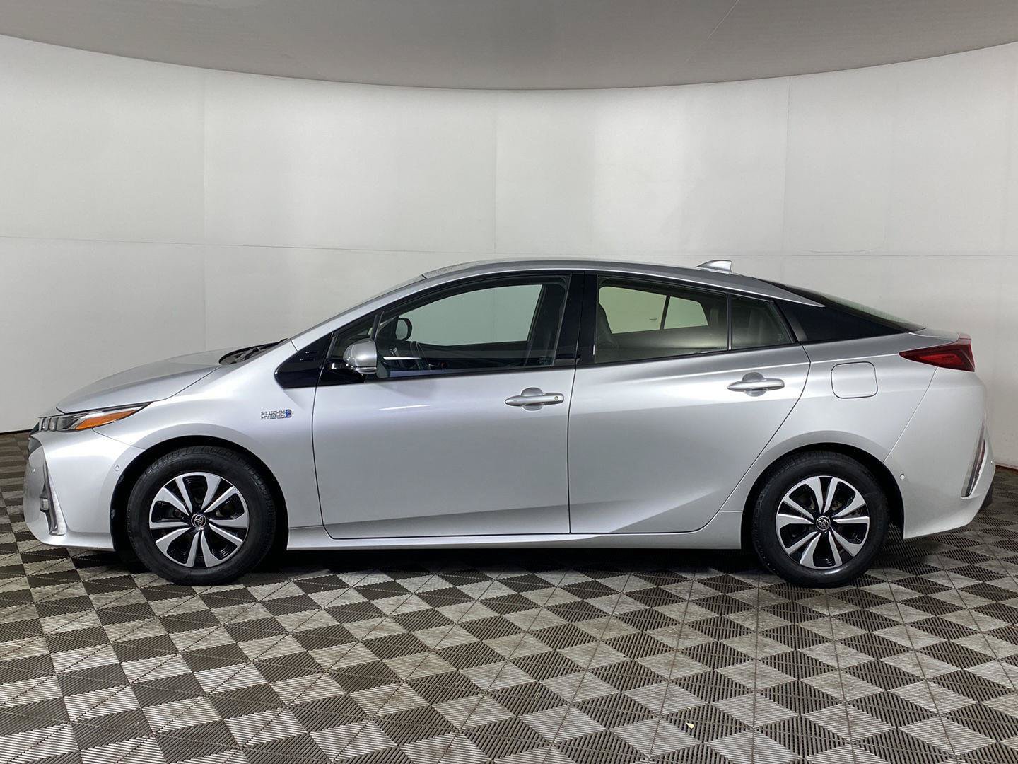 Used 2017 Toyota Prius Prime Advanced FWD image 3