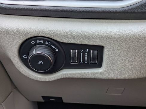 Used 2024 Chrysler Pacifica Touring-L FWD image 26