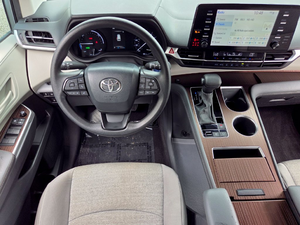 Used 2024 Toyota Sienna LE FWD image 11