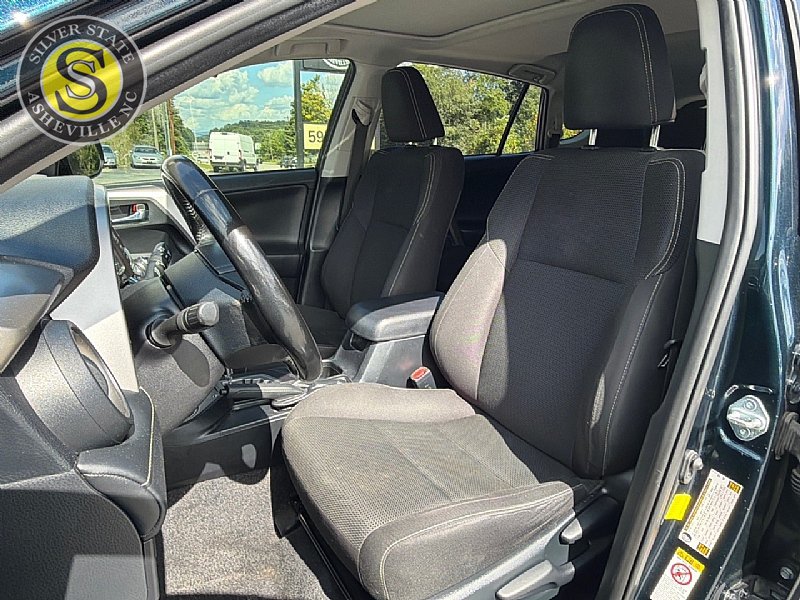 Used 2018 Toyota RAV4 XLE FWD image 11