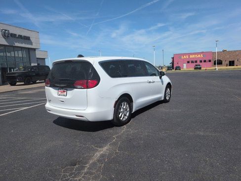 Used 2023 Chrysler Voyager LX FWD image 7