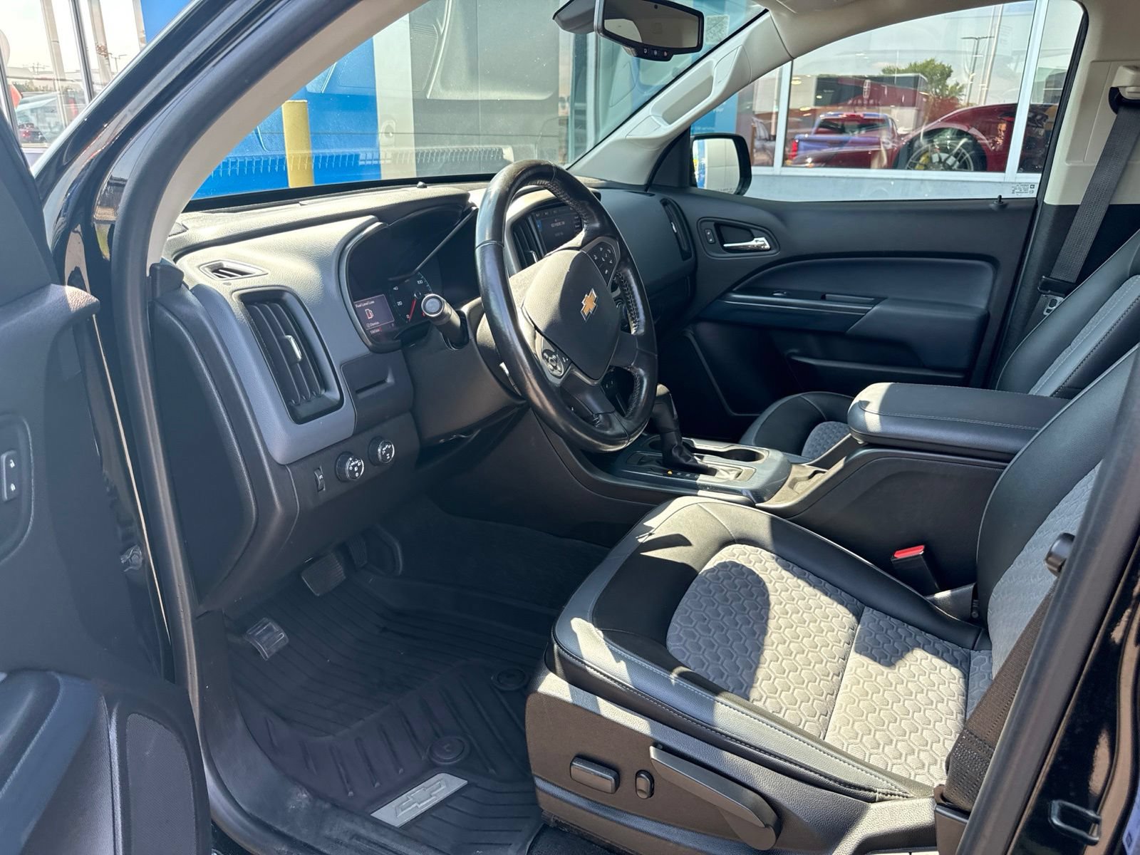 Used 2021 Chevrolet Colorado Z71 w/ Z71 Midnight Edition AWD/4WD image 18