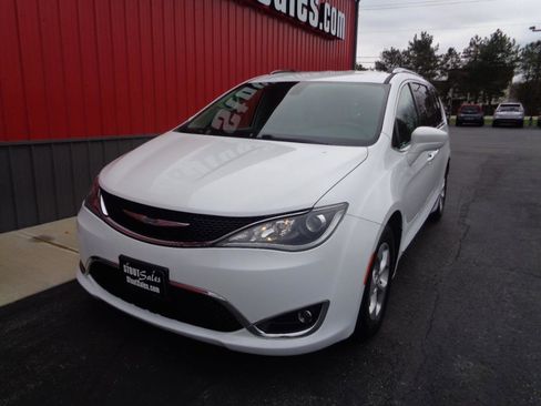 Used 2017 Chrysler Pacifica Touring-L Plus image 1