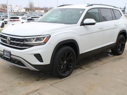 Certified 2022 Volkswagen Atlas SE w/ Black Wheel Package image 3