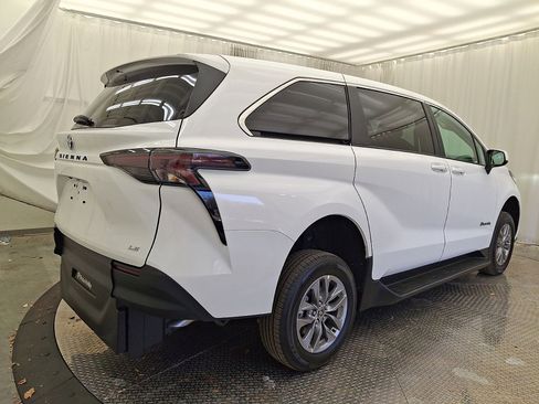 Used 2025 Toyota Sienna LE image 24