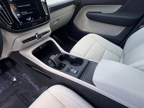 Used 2022 Volvo XC40 T4 Momentum FWD image 31