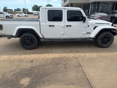 Used 2025 Jeep Gladiator Sport image 6