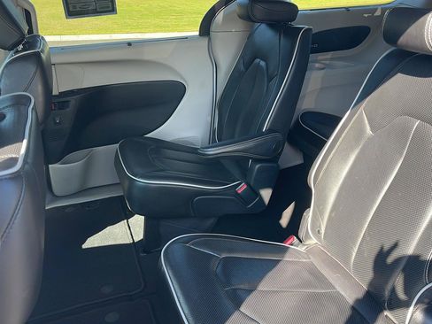Used 2023 Chrysler Pacifica Limited FWD image 32