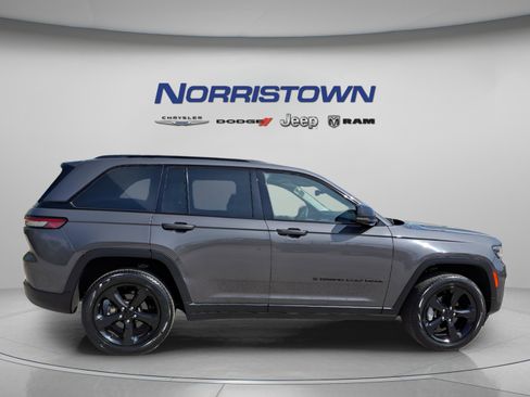 Certified 2023 Jeep Grand Cherokee Limited w/ Luxury Tech Group II image 7