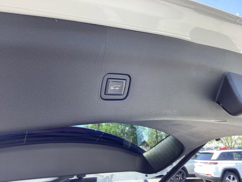 Used 2021 Buick Enclave Essence image 16