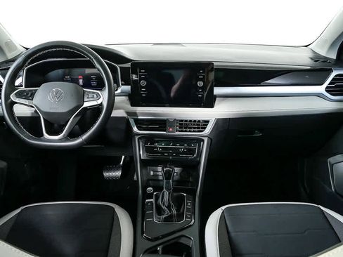 Certified 2025 Volkswagen Taos SE w/ Panoramic Sunroof Package FWD image 23