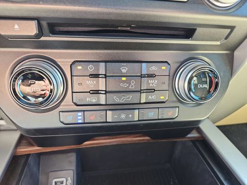 Used 2017 Ford F150 Lariat w/ Equipment Group 502A Luxury AWD/4WD image 22