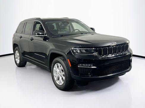 Used 2023 Jeep Grand Cherokee Limited w/ Trailer Tow Prep Group (B) AWD/4WD image 3
