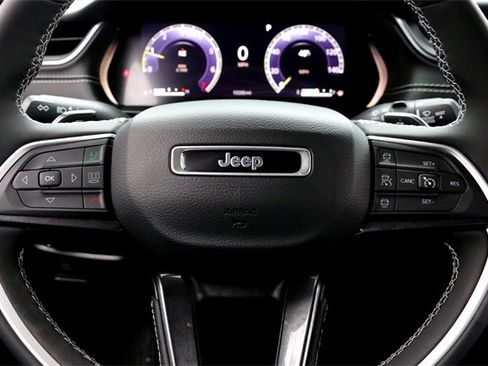 Used 2023 Jeep Grand Cherokee Altitude image 12