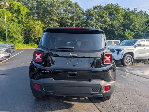 Used 2023 Jeep Renegade Latitude AWD/4WD image 6
