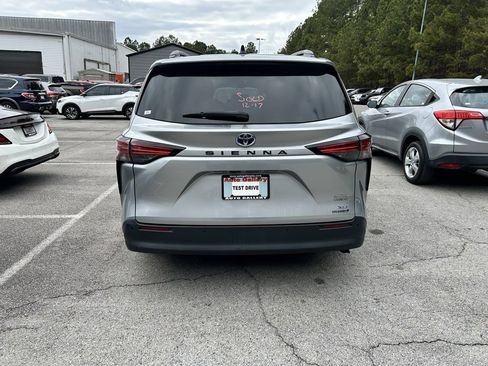 Used 2021 Toyota Sienna XLE image 3