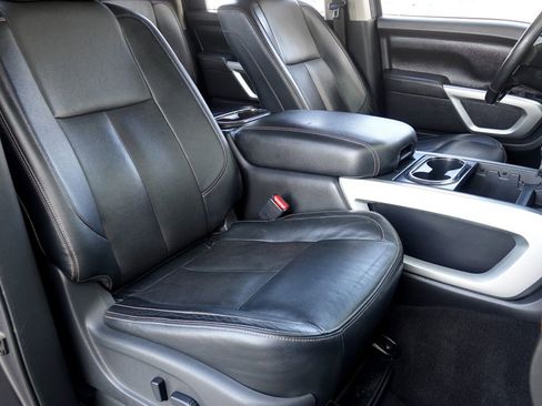 Used 2019 Nissan Titan SL image 8