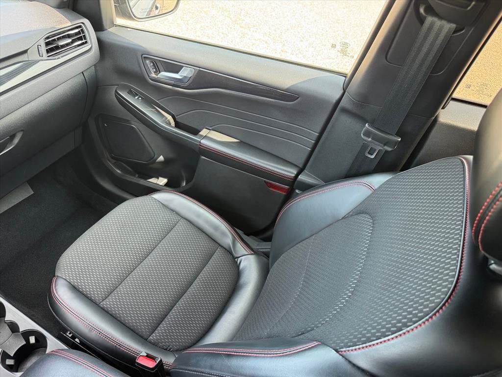 Used 2025 Ford Escape ST-Line FWD image 18