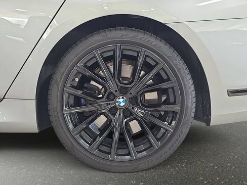 Used 2022 BMW 740i w/ M Sport Package RWD image 29