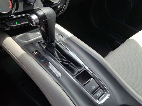 Used 2021 Honda HR-V LX image 18