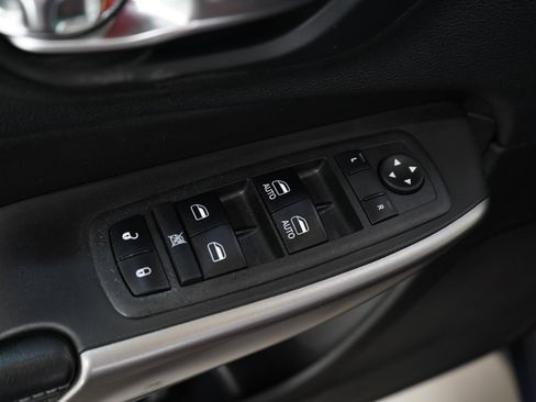 Used 2019 Jeep Cherokee Latitude Plus w/ Comfort/Convenience Group AWD/4WD image 18