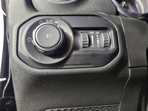 Used 2019 Jeep Wrangler Unlimited Sahara AWD/4WD image 13