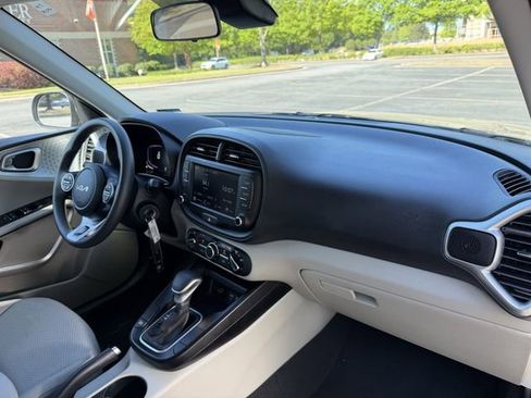Certified 2025 Kia Soul LX image 32