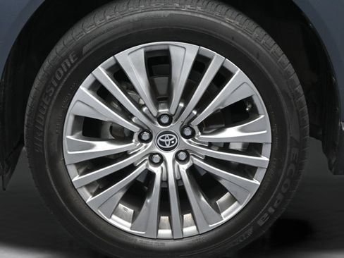 Used 2022 Toyota Venza XLE AWD/4WD image 10