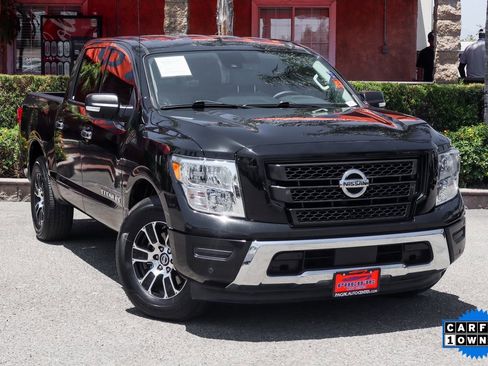 Used 2020 Nissan Titan SV w/ SV Convenience Package image 2