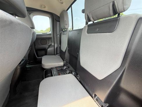 Used 2016 Toyota Tacoma SR5 w/ SR5 Appearance Package (DM) AWD/4WD image 14