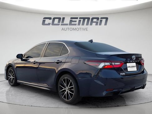 Used 2021 Toyota Camry SE image 3