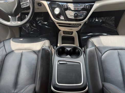 Used 2021 Chrysler Pacifica Touring-L FWD image 17