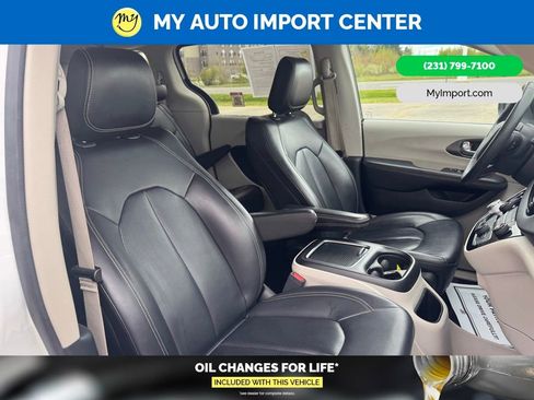 Used 2023 Chrysler Pacifica Touring-L FWD image 23