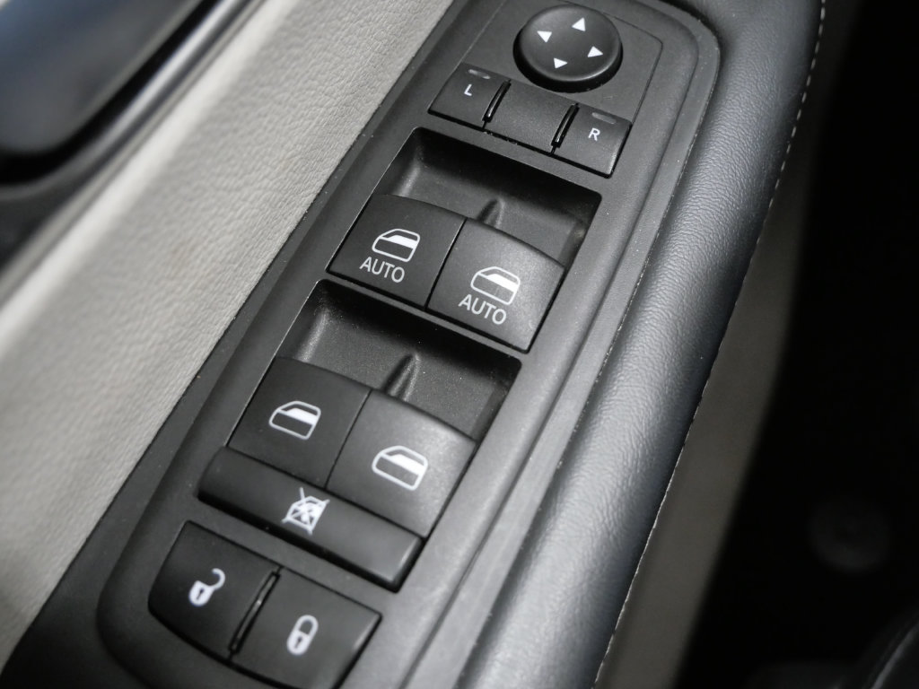 Used 2023 Chrysler Pacifica Touring-L FWD image 13