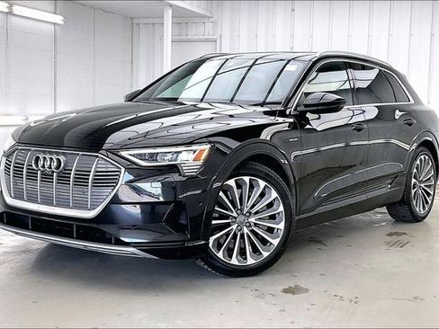 Used 2019 Audi e-tron Prestige w/ Prestige Package image 2