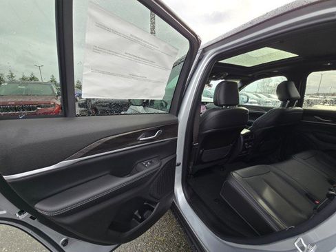 New 2025 Jeep Grand Cherokee Limited image 18