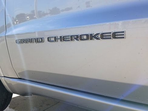 Used 2021 Jeep Grand Cherokee Overland AWD/4WD image 9