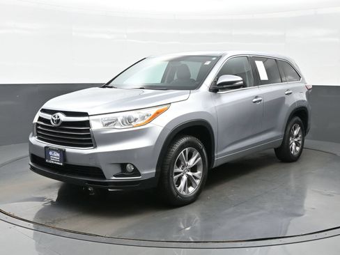 Used 2014 Toyota Highlander Plus FWD image 2