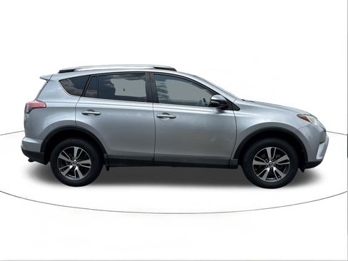 Used 2018 Toyota RAV4 XLE FWD image 2