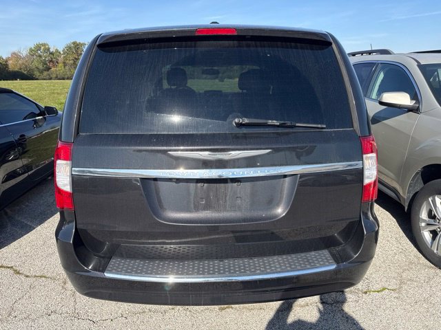 Used 2014 Chrysler Town & Country Touring FWD image 4