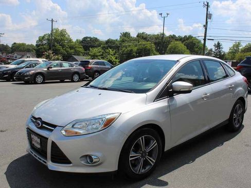 Used 2014 Ford Focus SE w/ SE Sport Package FWD image 1