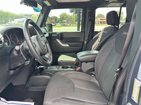 Used 2018 Jeep Wrangler Unlimited Sahara w/ Dual Top Group AWD/4WD image 10