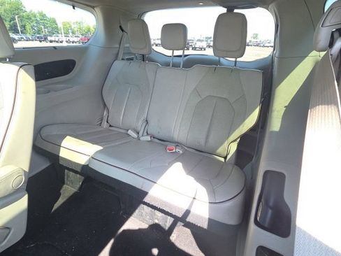 Used 2018 Chrysler Pacifica Limited w/ Advanced Safetytec Group FWD image 17
